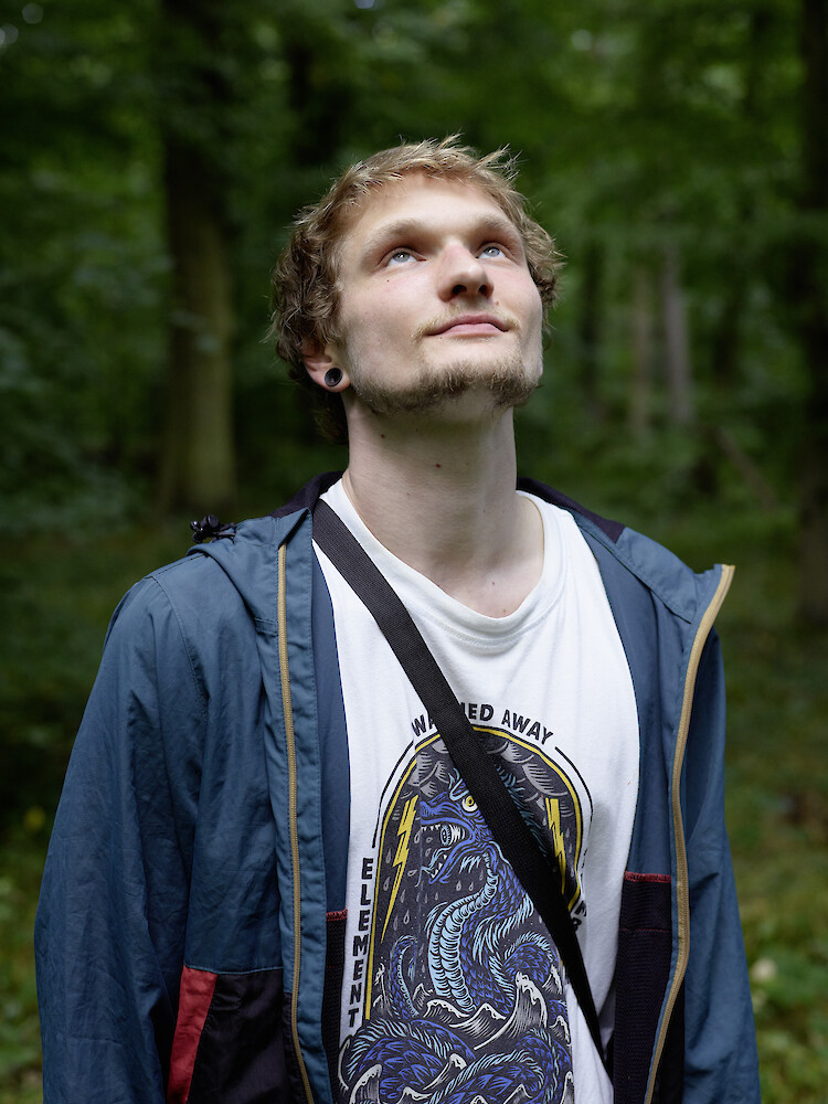Jules, aus der Serie "Zwischen Bäumen", 2025, Gustav Glas