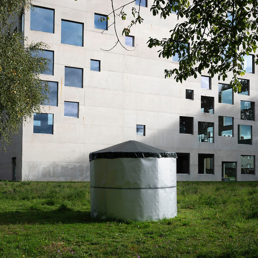Begehbare Camera Obscura auf der Insektenwiese vor dem SANAA-Gebäude (Essen), Installationsansicht